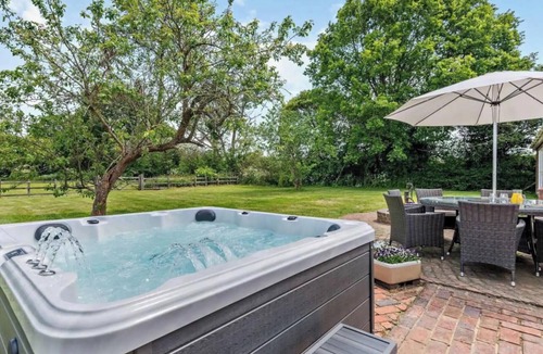 Abbess Roding House | Beautiful Kent Country Cottage Sleeps 8 with Hot Tub and Country Walks.