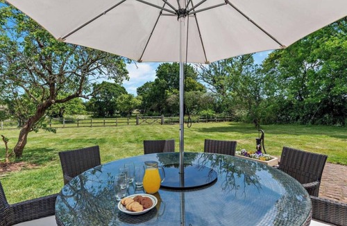 Abbess Roding House | Beautiful Kent Country Cottage Sleeps 8 with Hot Tub and Country Walks.