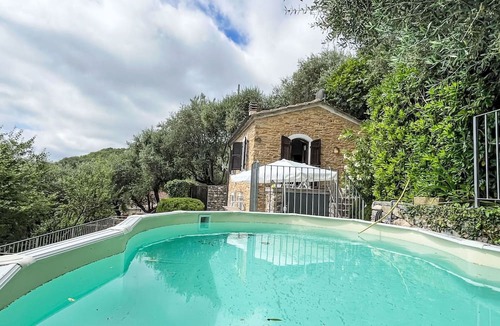 Pantasina House | Beautiful private villa for 3 people with private pool, terrace and pets allowed