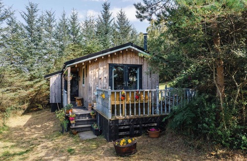 Glen Urquhart House | Beautiful private villa for 3 guests with WIFI, TV, patio and pets allowed