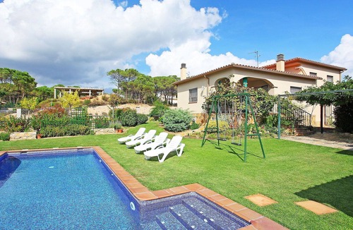 La Goba House | Beautiful private villa for 6 guests with private pool, WIFI, TV, patio and pets allowed