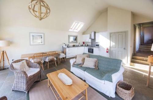 Killin Villa | Beautiful river fronted house with private hot tub
