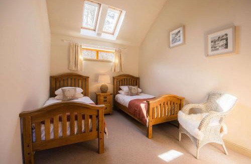 Killin Villa | Beautiful river fronted house with private hot tub