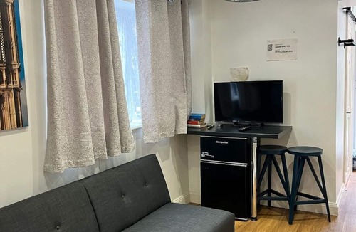 Redbridge Apartment | Beautiful Studio Flat in Aldersbrook/Wanstead