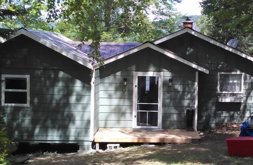 Algoma District Cottage | Beautiful views of Echo Lake. Enjoy evenings bug free from the screened in porch