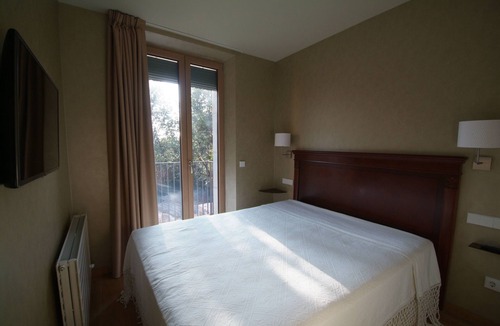 Barri Vell Apartment | Beautifully furnished luxury four bedroom apartment with a small garden and pool