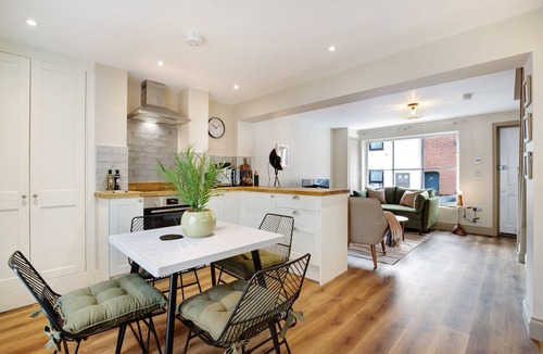 Wivenhoe Cottage | Beautifully refurbished cottage in Lower Wivenhoe with games room, pet friendly!