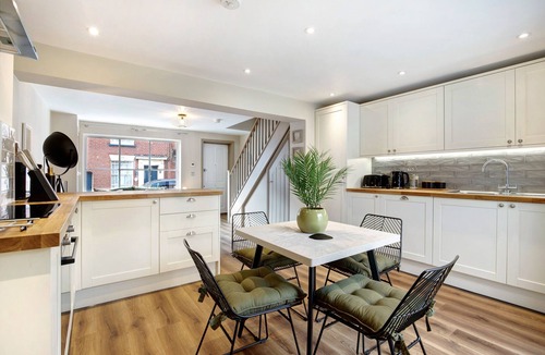 Wivenhoe Cottage | Beautifully refurbished cottage in Lower Wivenhoe with games room, pet friendly!