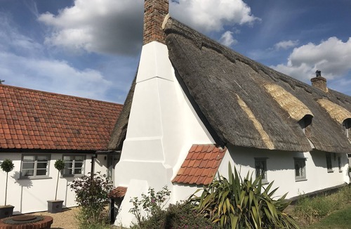 Flempton Cottage | Beautifully Restored Thatched Cottage with Modern Comforts
