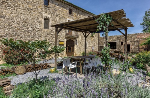 Serra de Daro Apartment | Bed and Breakfast 'Ullastret' with Shared Pool, Wi-Fi and Air Conditioning