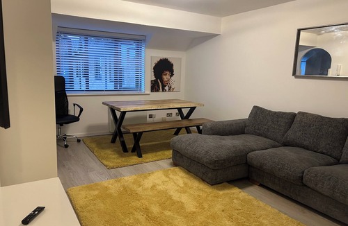 Bedford Apartment | Bedford 2 Bedroom Apartment - Perfect for Small Contractor Stays- Free Parking