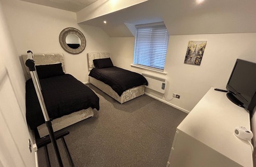 Bedford Apartment | Bedford 2 Bedroom Apartment - Perfect for Small Contractor Stays- Free Parking