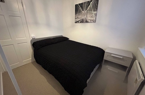 Bedford Apartment | Bedford 2 Bedroom Apartment - Perfect for Small Contractor Stays- Free Parking