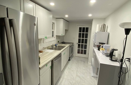 Fort Erie House | Bedroom w/living room/bathroom/kitchen/free WiFi/walk to Lake Erie beach
