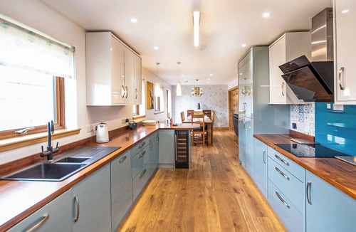 Conon Bridge Cottage | Beinn View House is a five bedroom house set in its own garden grounds.
