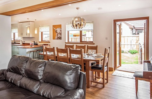 Conon Bridge Cottage | Beinn View House is a five bedroom house set in its own garden grounds.