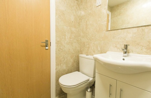 Loxford Hotel | Belvilla Ilford Station Hotel, 4 min from Elizabeth line