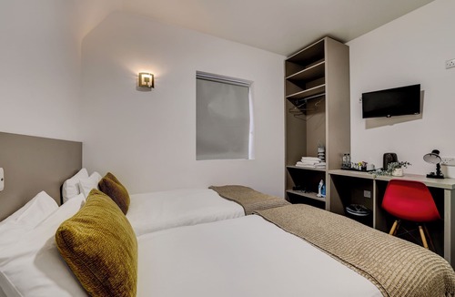 Loxford Hotel | Belvilla Ilford Station Hotel, 4 min from Elizabeth line