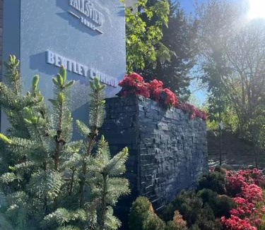 Niagara Falls Hotel | Bentley Commons Fallsview - Luxury 4 Bedroom 4 Bath Townhouse