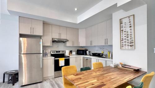 Niagara Falls Hotel | Bentley Commons Fallsview - Luxury 4 Bedroom 4 Bath Townhouse