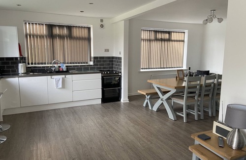 Withernsea House | BeRo Bungalow: Spacious Seaside Retreat with HotTub