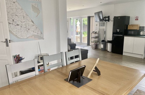 Withernsea House | BeRo Bungalow: Spacious Seaside Retreat with HotTub