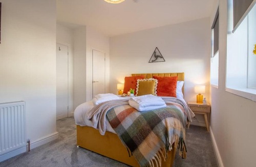 Coatbridge House | Betty's House - 3 bedroom in Coatbridge