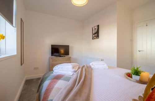 Coatbridge House | Betty's House - 3 bedroom in Coatbridge
