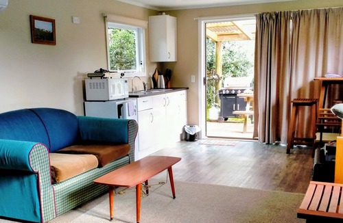 Takaka Apartment | Binnimoor Bach - Small Studio Chalet