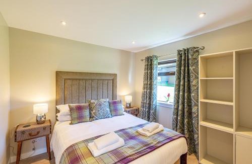 Newton Stewart Ski Chalet | Birch Lodge 12 with Hot Tub