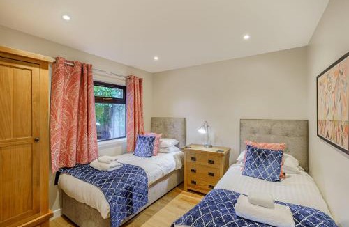 Newton Stewart Ski Chalet | Birch Lodge 13 with Hot Tub