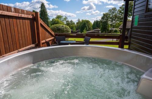 Newton Stewart Ski Chalet | Birch Lodge 20 with Hot Tub