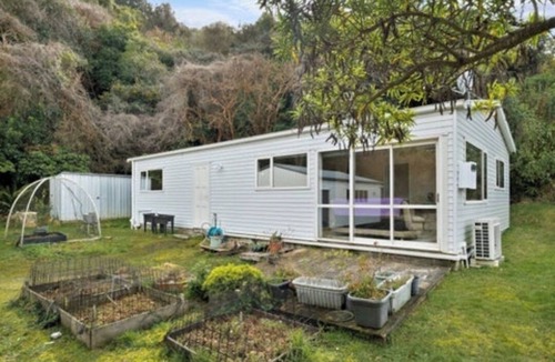 Dunedin House | Bird Life, Sea Views