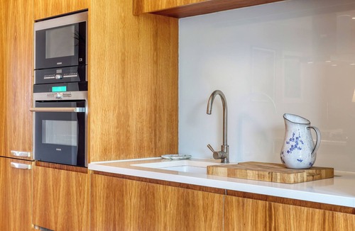 Redbridge House | Birdies Nest | Golf-Side Retreat in Wanstead, Perfect London Getaway