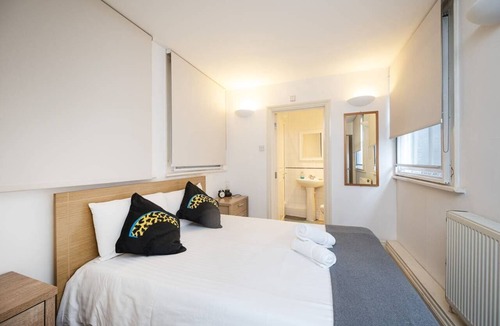 Bishopsgate Apartment | Bishopsgate apartment. Liverpool Street Station