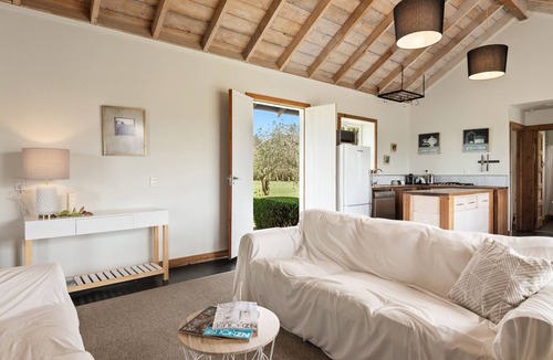 Grovetown Cottage | Black Cottage - Blenheim Holiday Home