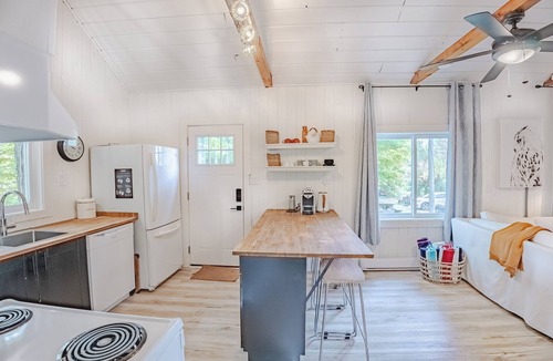 Sharbot Lake Ski Chalet | Blue Heron- Bright 2 Bedroom Cottage