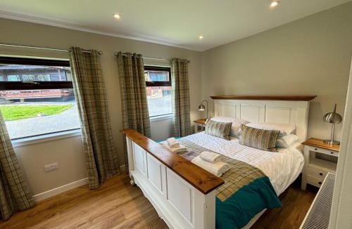 Newton Stewart Ski Chalet | Bluebell Lodge 11 with Hot Tub