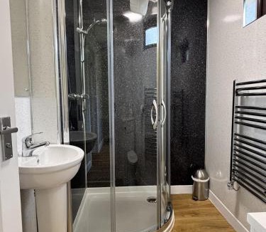 Newton Stewart Ski Chalet | Bluebell Lodge 11 with Hot Tub
