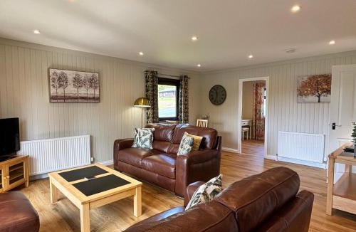 Newton Stewart Ski Chalet | Bluebell Lodge 5 with Hot Tub