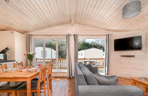 Landrake House | BLUEBELL LODGE, pet friendly, with hot tub in Saltash