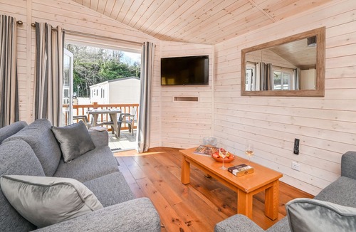 Landrake House | BLUEBELL LODGE, pet friendly, with hot tub in Saltash