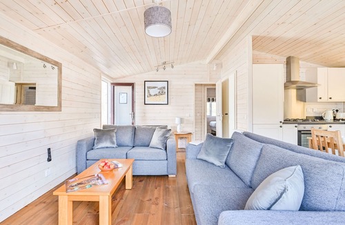 Landrake House | BLUEBELL LODGE, pet friendly, with hot tub in Saltash