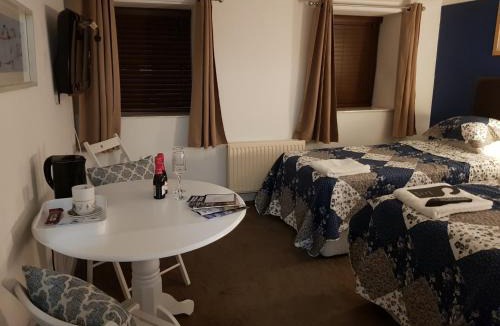 Douglas House | Blueberry Two Bedroom Suite for 1, 2 or 3 people