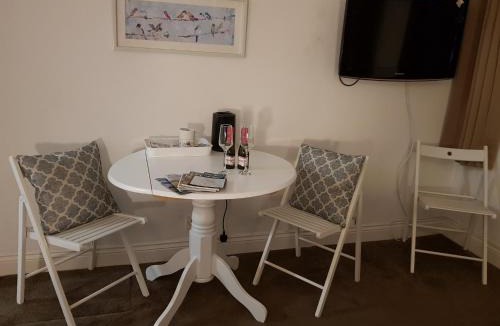 Douglas House | Blueberry Two Bedroom Suite for 1, 2 or 3 people