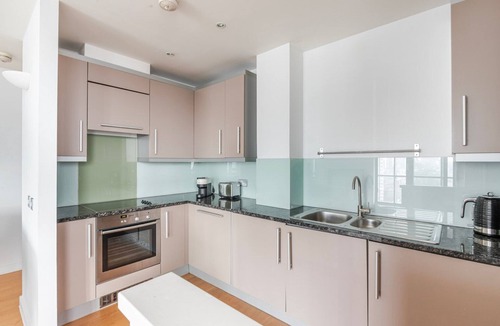 Shadwell Apartment | Blueground | Shadwell, balcony, nr Tower Bridge