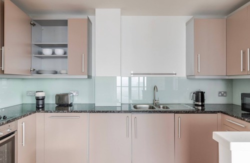 Shadwell Apartment | Blueground | Shadwell, balcony, nr Tower Bridge