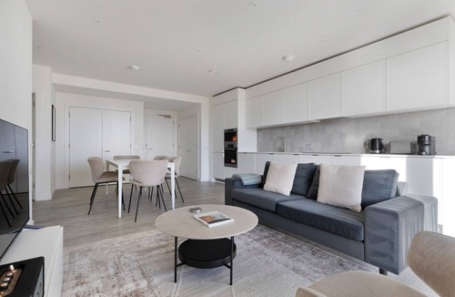 Stratford and New Town Apartment | Blueground | Stratford, pool, nr Queen Elizabeth Park