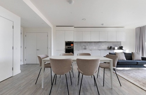 Stratford and New Town Apartment | Blueground | Stratford, pool, nr Queen Elizabeth Park