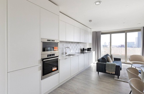 Stratford and New Town Apartment | Blueground | Stratford, pool, nr Queen Elizabeth Park